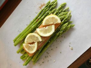 Grüner Spargel mit Lachs im Butterbrotpapier