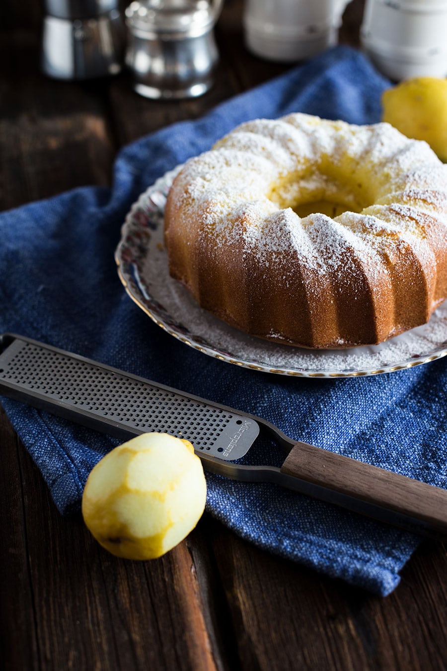 Saftiger Zitronenkuchen Rezept als Gugelhupf - Die Küche brennt