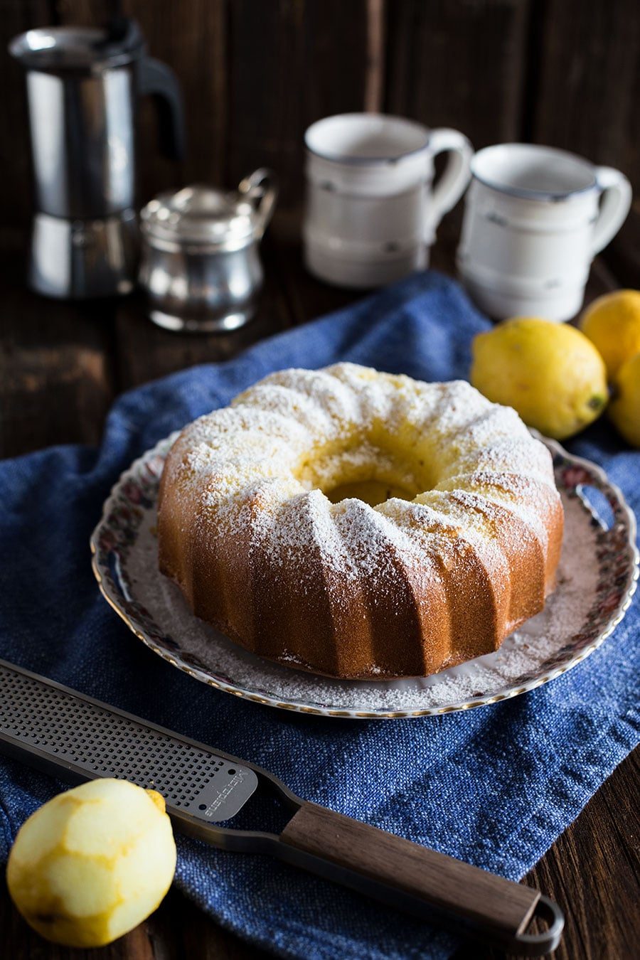 Saftiger Zitronenkuchen Rezept als Gugelhupf gebacken