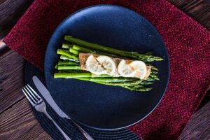 Grüner Spargel mit Lachs im Butterbrotpapier