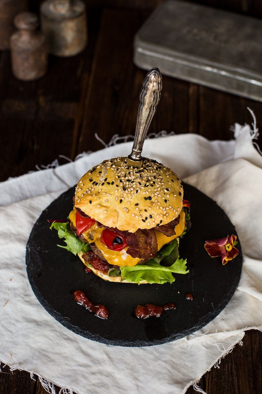 Paprika-Bacon Kerrygold Cheddar Burger Rezept