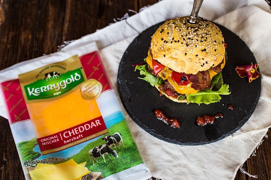 Cheddar Burger mit gegrillter Paprika 1 Paprika-Bacon Kerrygold Cheddar Burger Rezept