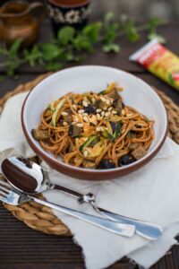 Zucchini Zoodles Rezept mit Aubergine, Oliven und Pinienkernen