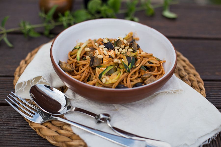 Zucchini Zoodles Rezept mit Aubergine, Oliven und Pinienkernen 1 Zucchini Zoodles Rezept mit Aubergine, Oliven und Pinienkernen