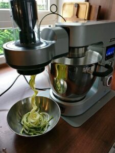 Zucchini Zoodles Rezept mit Aubergine, Oliven und Pinienkernen