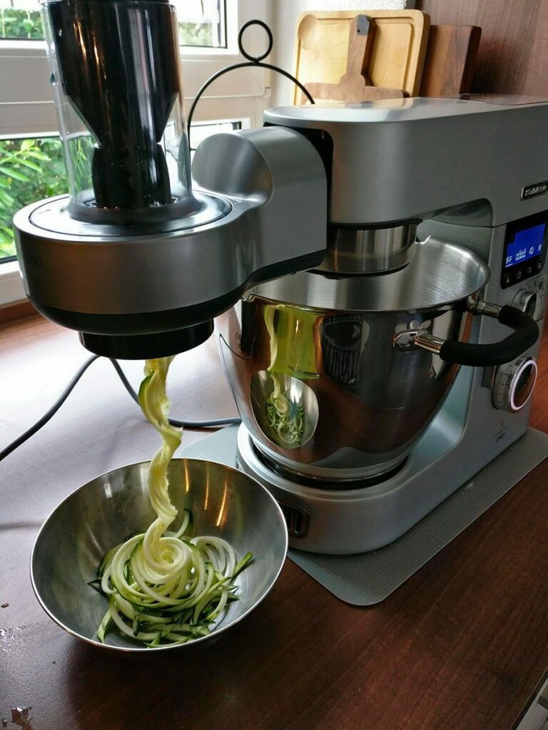Zucchini Zoodles Rezept mit Aubergine, Oliven und Pinienkernen 4 Zucchini Zoodles Rezept mit Aubergine, Oliven und Pinienkernen