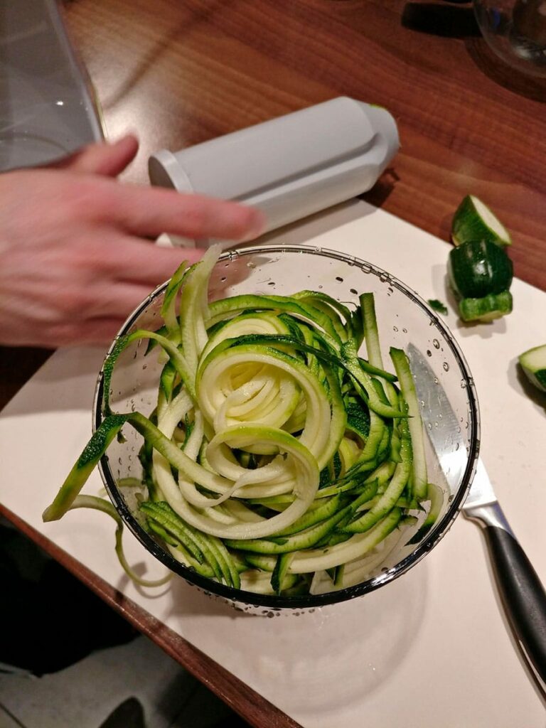 Zucchini Zoodles Rezept mit Aubergine, Oliven und Pinienkernen