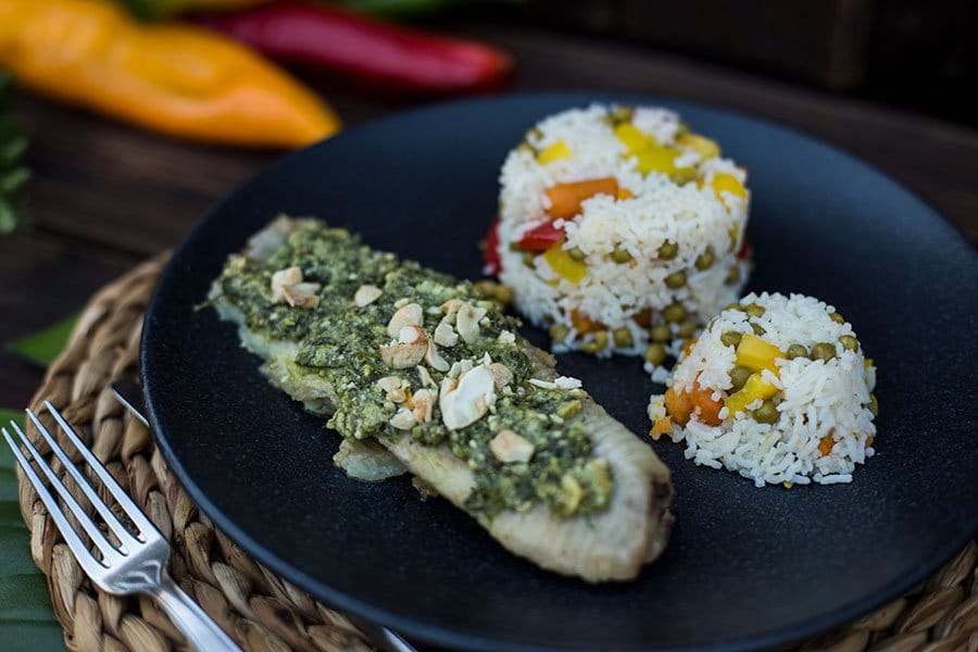 Welsfilet mit Cashew-Parmesan Kruste und Gemüsereis