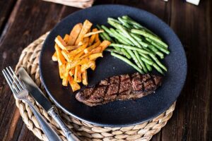 Süßkartoffelpommes vom Grill - dazu Roastbeef und Bohnen mit SONNENTOR Grill Sixpack