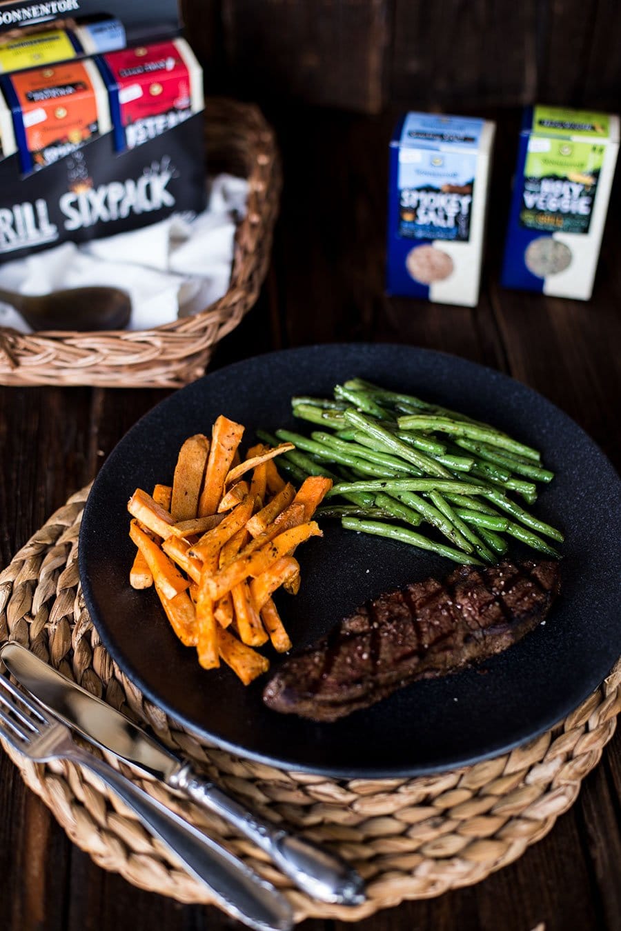Süßkartoffelpommes vom Grill mit SONNENTOR Grill Sixpack 3 Süßkartoffelpommes vom Grill - dazu Roastbeef und Bohnen mit SONNENTOR Grill Sixpack