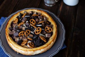 Käsekuchen mit Oreo Keksboden & Karamell Topping