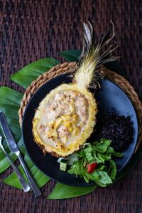 Hähnchencurry in der Ananas grillen