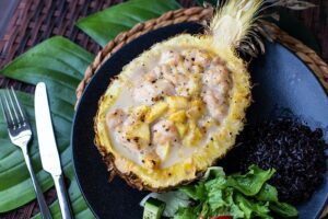 Hähnchencurry in der Ananas grillen