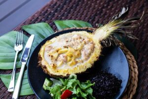 Hähnchencurry in der Ananas grillen