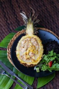 Hähnchencurry in der Ananas grillen