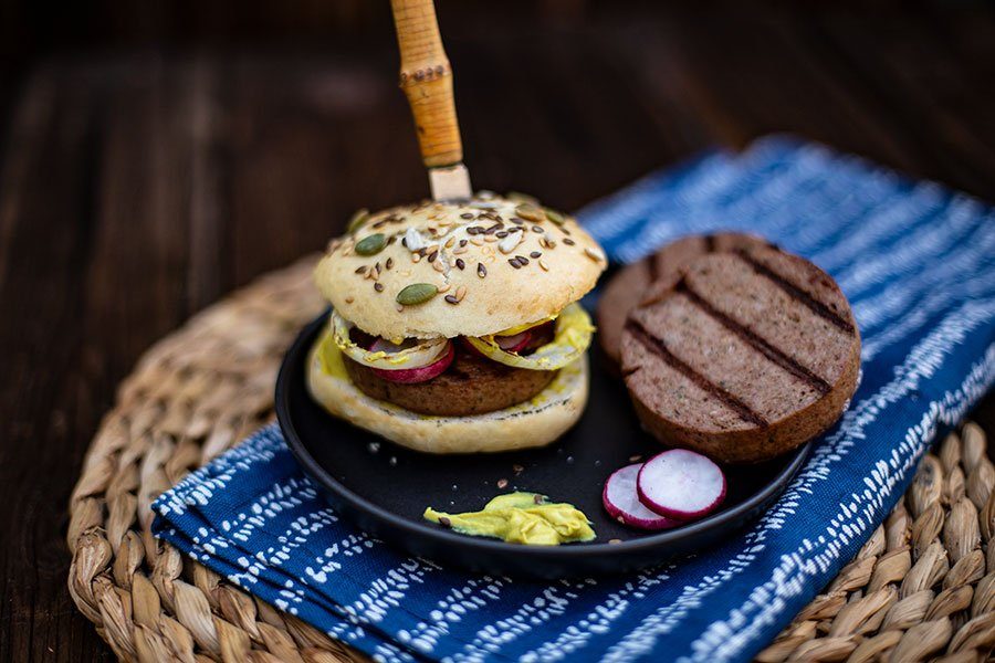 Gegrillte Leberrolle mit Zwiebeln und Radieschen - der etwas andere Burger 1 Gegrillte Leberrolle - Leberwurst grillen - der etwas andere Burger