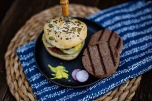 Gegrillte Leberrolle - Leberwurst grillen - der etwas andere Burger