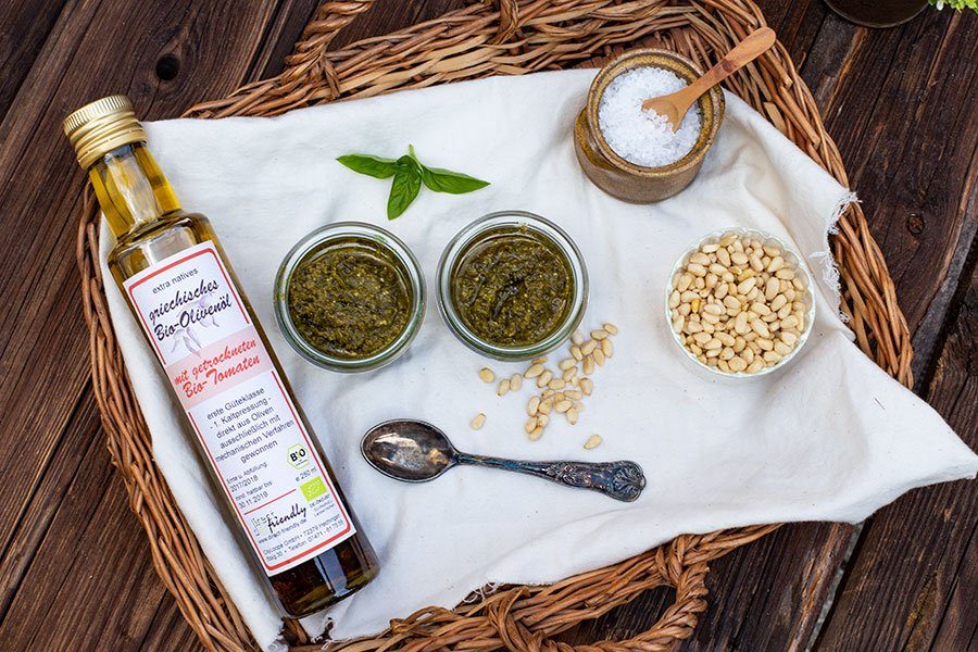 Einfaches Basilikum Pesto mit Parmesan 8 Einfaches Basilikum Pesto mit Pinienkernen und Parmesan