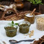 Einfaches Basilikum Pesto mit Pinienkernen und Parmesan