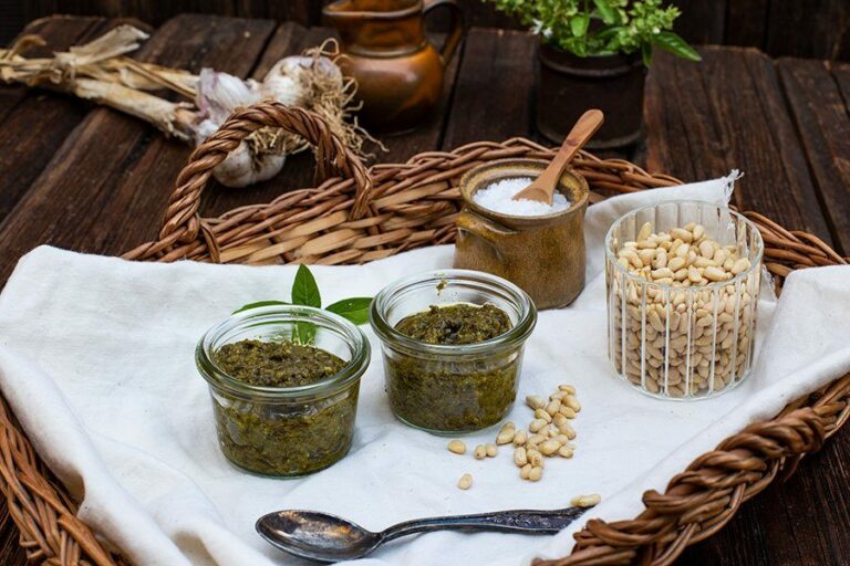 Einfaches Basilikum Pesto mit Parmesan