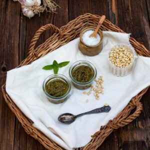 Einfaches Basilikum Pesto mit Pinienkernen und Parmesan