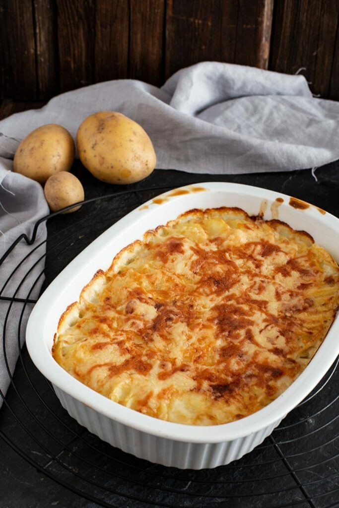 Saftiges Kartoffelgratin Rezept mit Frischkäse und Sahne