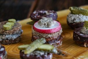 Bayrische Tapas Rezept - Brotzeitplatte mit bayrischem Fingerfood