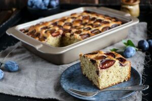 Einfacher Zwetschgen Blechkuchen - Rezept für fluffigen Boden ohne Hefe