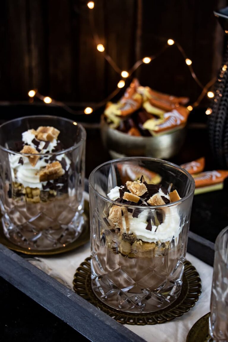Schnelles Dessert im Glas mit weißem Schokoladen Mousse