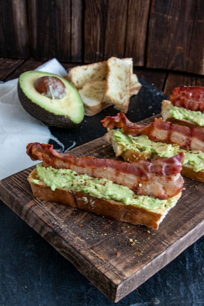fingerfood avocado bacon mini baguettes rezept