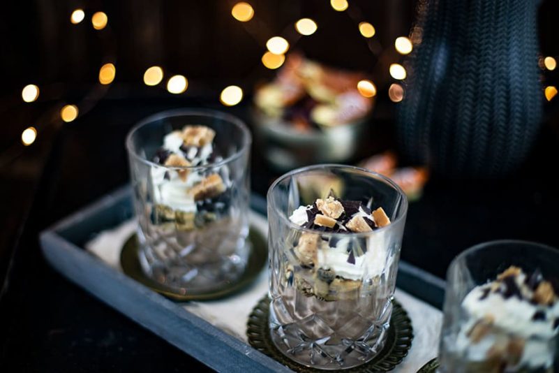 Festliches Dessert im Glas Einfaches Karamell Creme