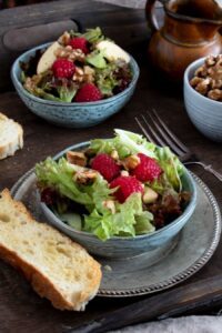 Vorspeise fruchtiger Wintersalat - Rezept mit Himbeeren, Äpfeln und Nüssen