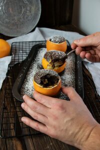 Dessert in Orangenschale - Warmer Obstsalat mit Schokohaube