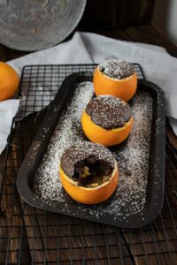 Dessert in Orangenschale - Warmer Obstsalat mit Schokohaube