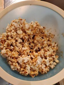 karamell popcorn rezept selber machen vermengen