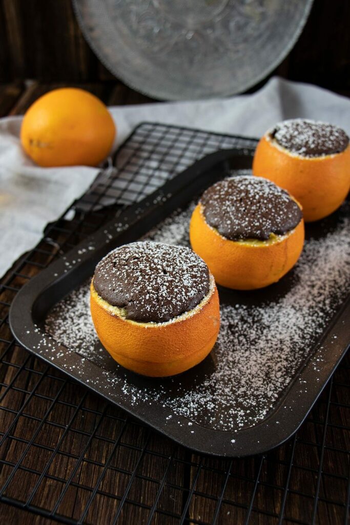 Dessert in Orangenschale – Warmer Obstsalat mit Schokohaube