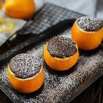 Dessert in Orangenschale - Warmer Obstsalat mit Schokohaube