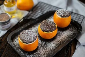 Dessert in Orangenschale - Warmer Obstsalat mit Schokohaube