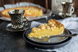 Einfaches Pudding Kuchen Rezept mit Streuseln vom Blech