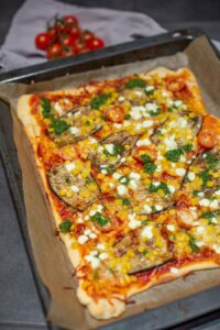 Pizza Rezept mit Aubergine, Mais & Pesto