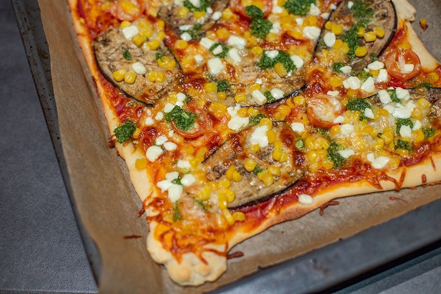 Mediterrane Gemüse Pizza Rezept mit Aubergine, Mais & Pesto