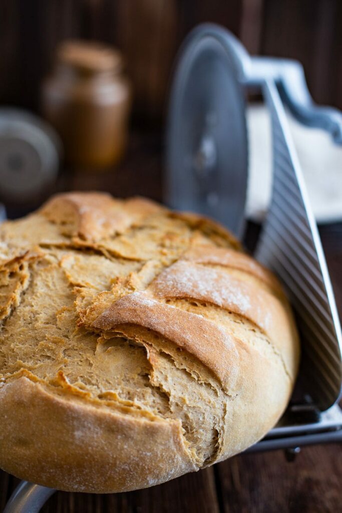 Brot per Hand aufschneiden