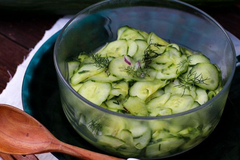 Gurkensalat mit Dill Dressing / Sauce - Rezept von der Schwiegermama