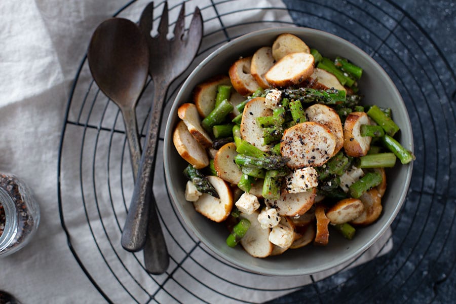 Leckerer Salat mit Laugengebäck