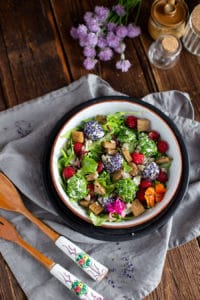 Bunter Sommersalat mit Quarkbällchen und Croutons Rezept