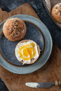 Emmer Brötchen Rezept mit Buttermilch und Körnern