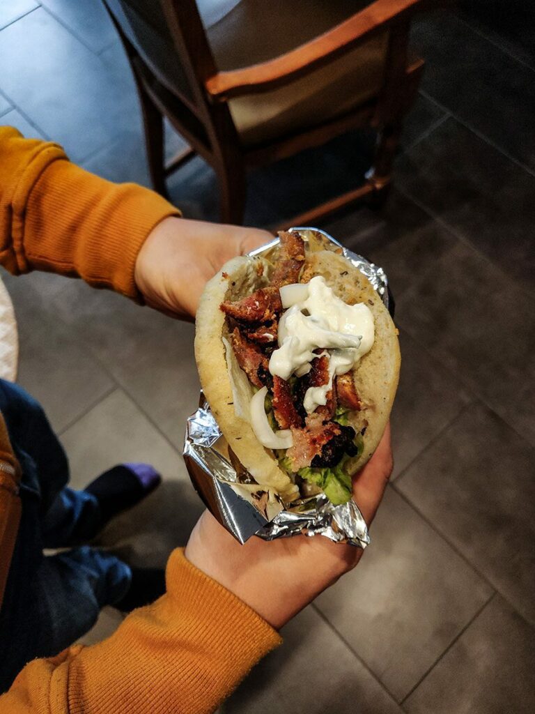 Gyros vom Drehspieß für Zuhause - Einfaches Rezept 3 Gyros Tzaziki und Salat