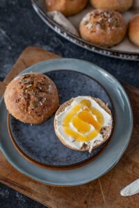 Emmer Brötchen Rezept mit Buttermilch und Körnern