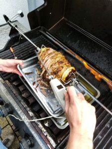 Fleisch abschneiden vom Spieß