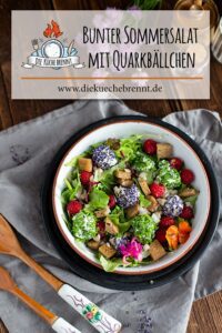 Bunter Sommersalat mit Quarkbällchen und Croutons Rezept